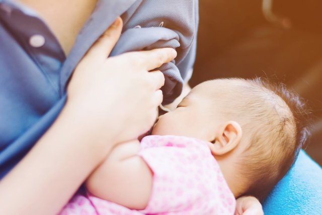 Crece el número de madres que apuestan por la lactancia.
