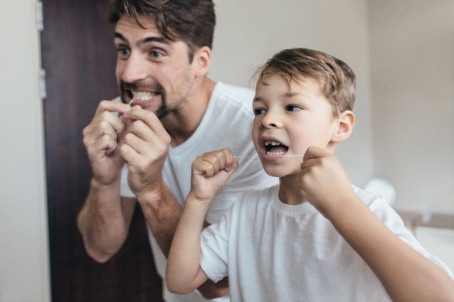 Involucrarse en el cuiddo de los dientes de los hijos es una gran idea. Involucrarse en el cuiddo de los dientes de los hijos es una gran idea.